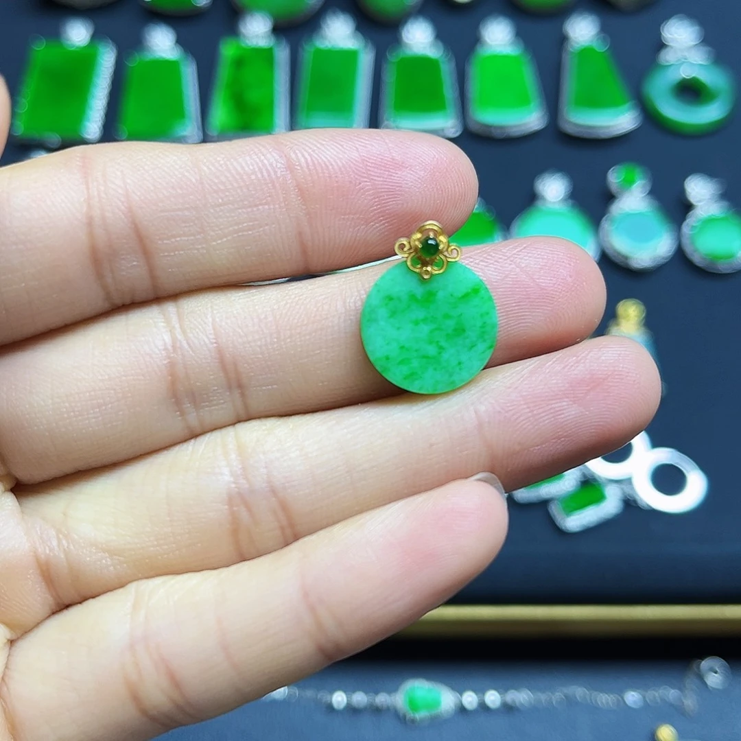 翡翠18K金镶嵌颈饰