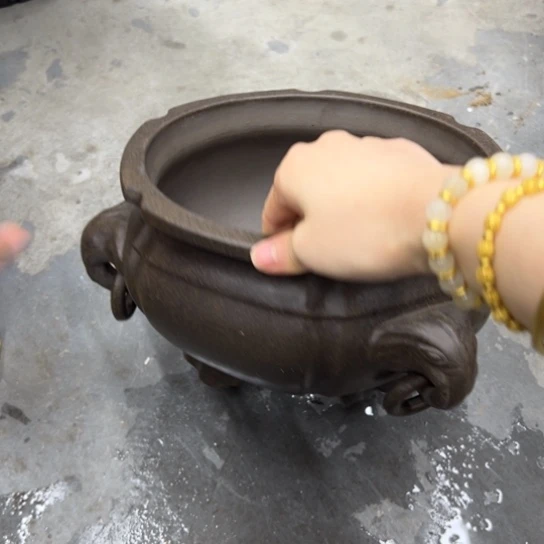 紫砂花盆里放上香油拌