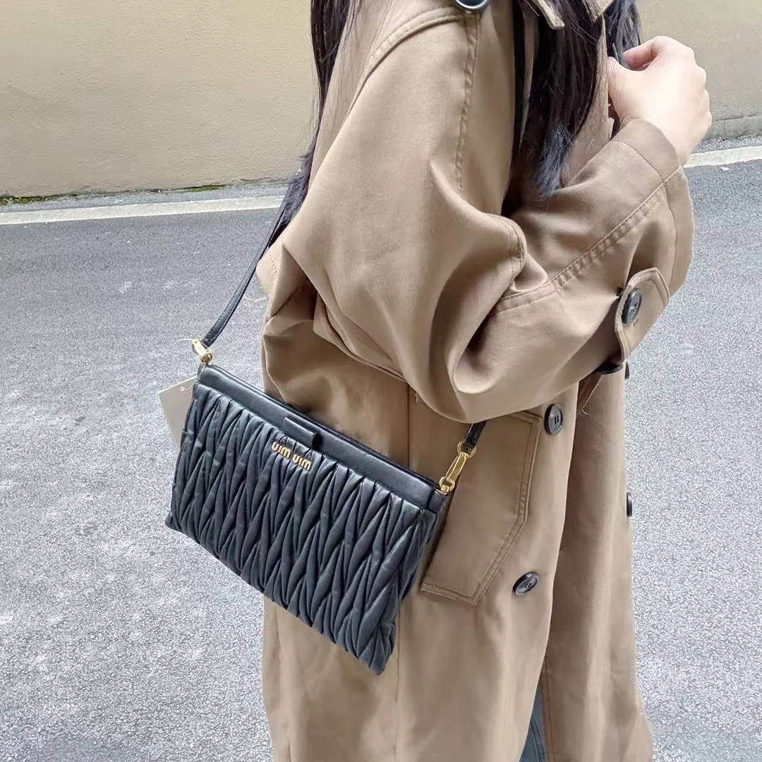 95新 MIU MIU/缪缪 95新miumiu黑金大号斜挎包超美83879013