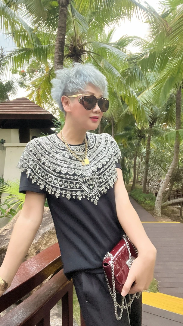 【时尚先驱】欧美风定制重手工钉珠披肩百分百纯棉T恤重工圆领夏季