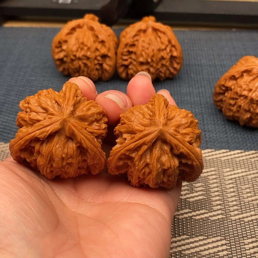 敷***彡文玩核桃吊坠三棱