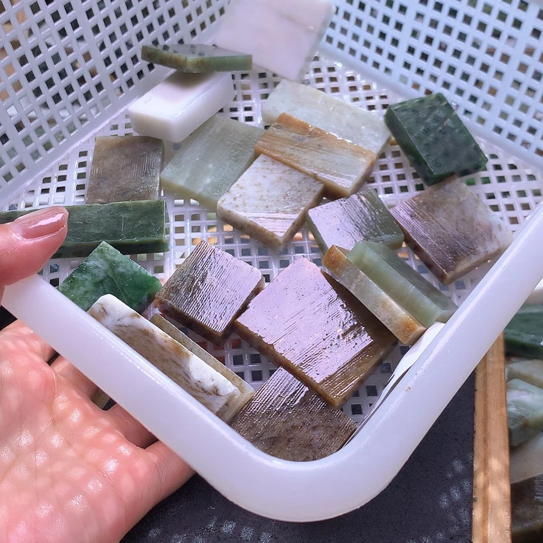 小***年颈饰未镶嵌和田玉