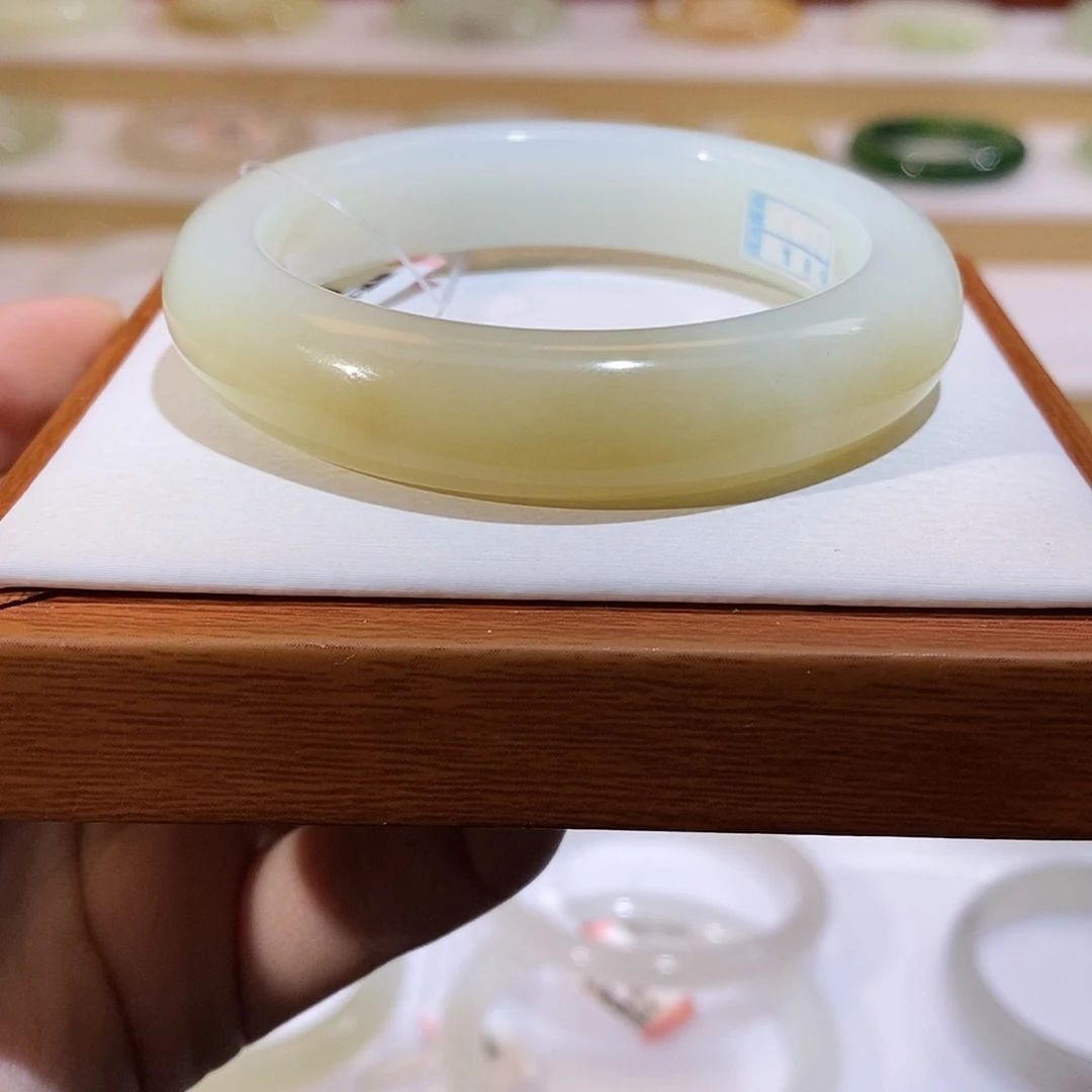 未镶嵌手镯和田玉糖白 且末