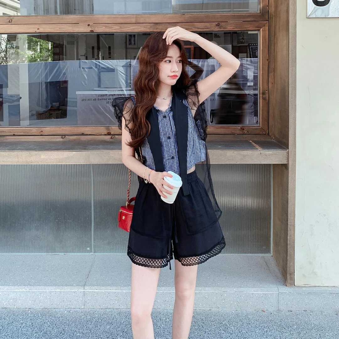 小众不撞款穿搭一整套女2025夏季爆款网纱拼接格子衬衫短裤两件套