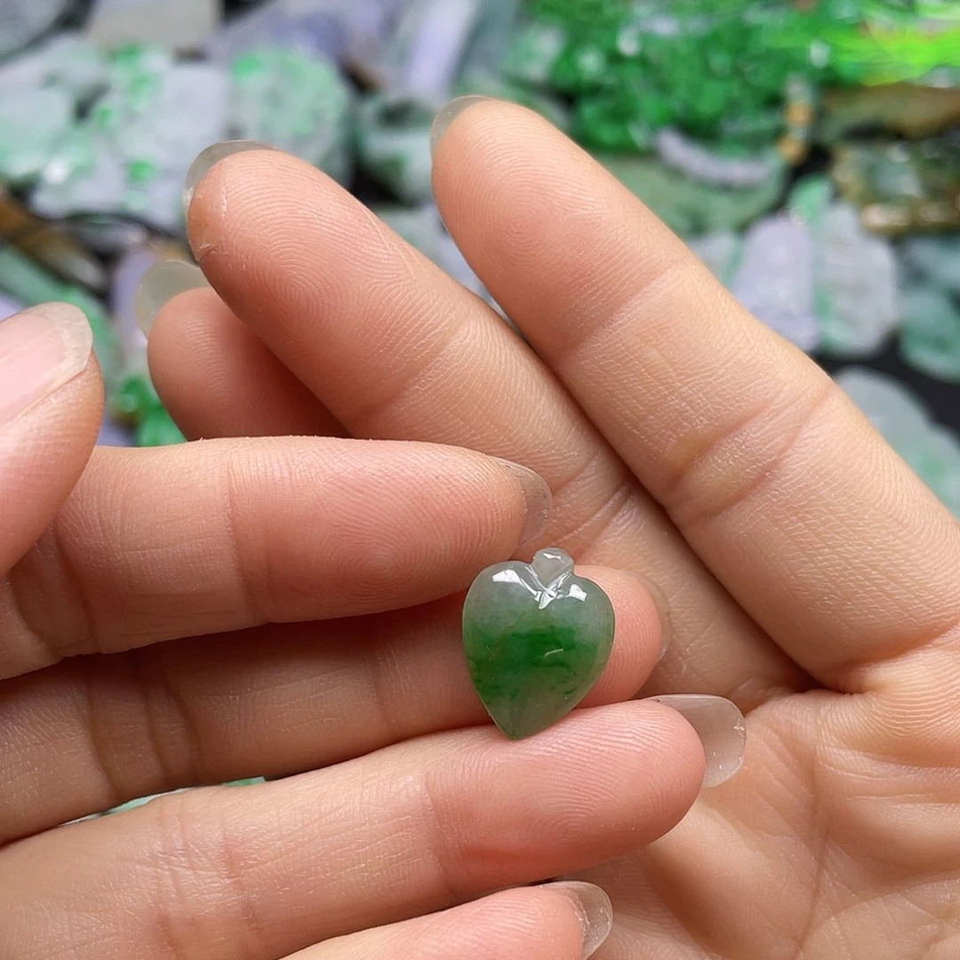翡翠未镶嵌颈饰飞**天翡翠吊坠