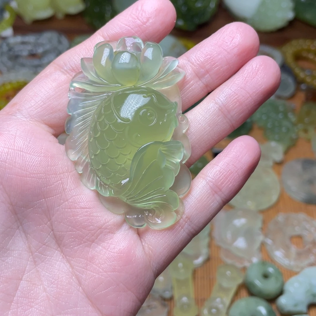 小***儿未镶嵌蛇纹石玉吊坠