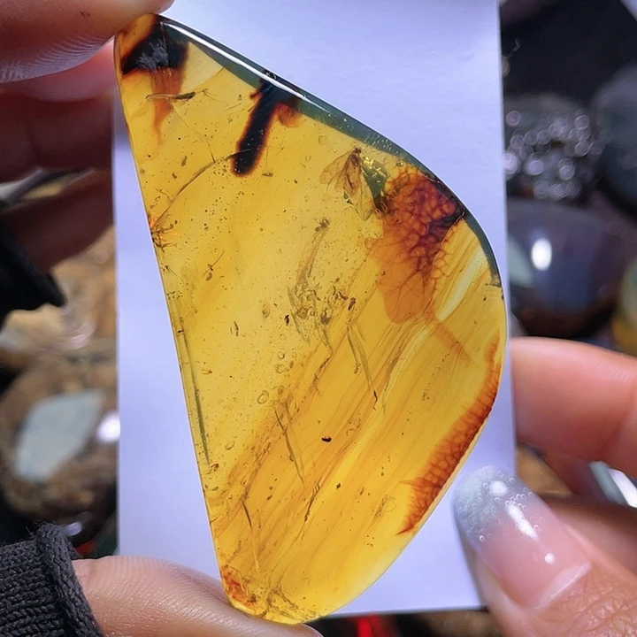 琥珀裸石未镶嵌？