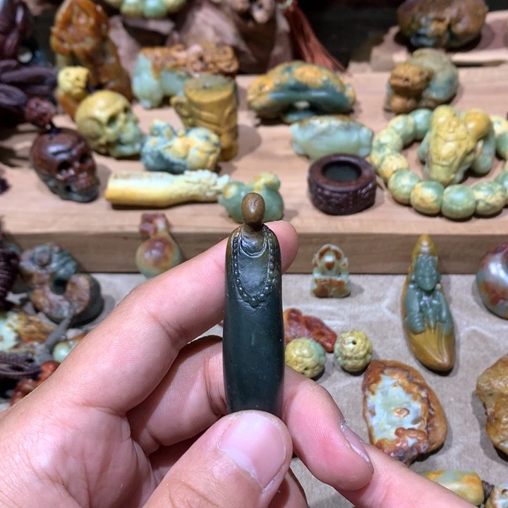 未镶嵌岫岩河磨玉（透闪石质玉）挂件