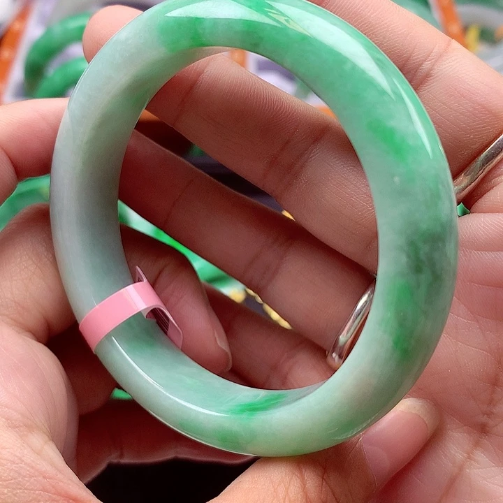 翡翠手镯未镶嵌翡翠