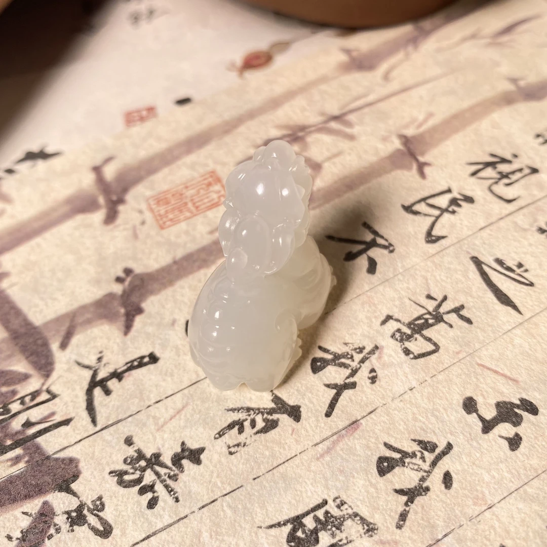 和田玉白玉望天吼貔貅吊坠