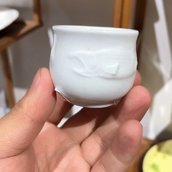 紫砂72，泉山款白瓷浮雕鱼小茶杯