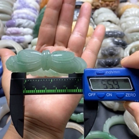 石英质玉（非洲翠）手镯未镶嵌