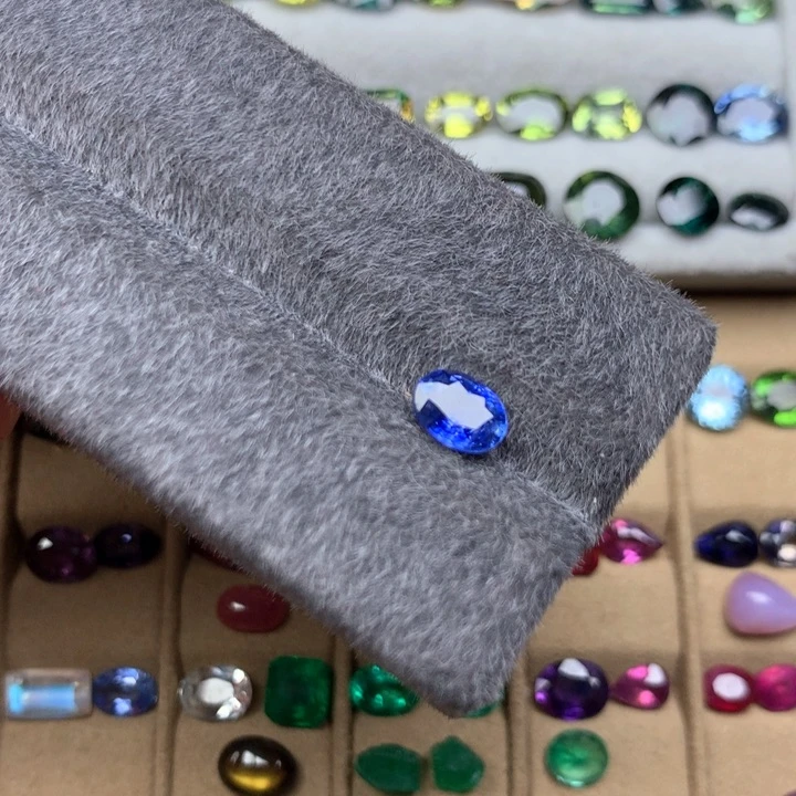 蓝宝石裸石未镶嵌