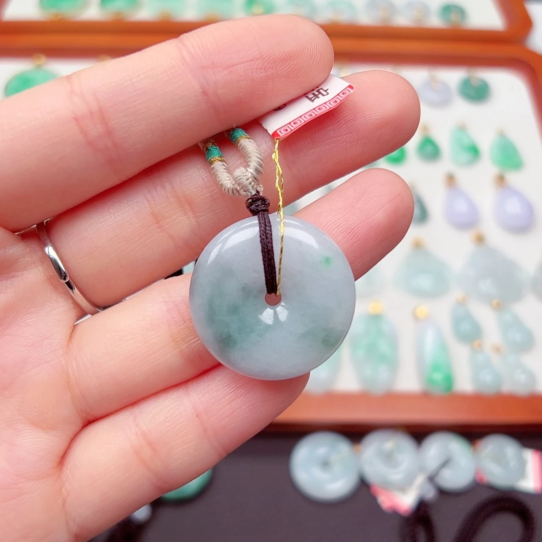 翡翠颈饰未镶嵌平安扣