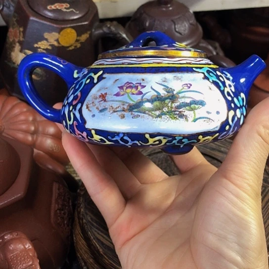 茶壶紫砂原矿泥料手工制作的一把紫砂壶。