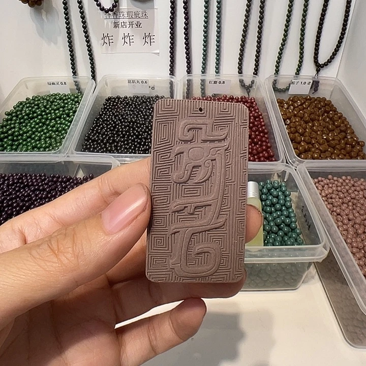 泥塑兰花方大符牌合香珠配饰