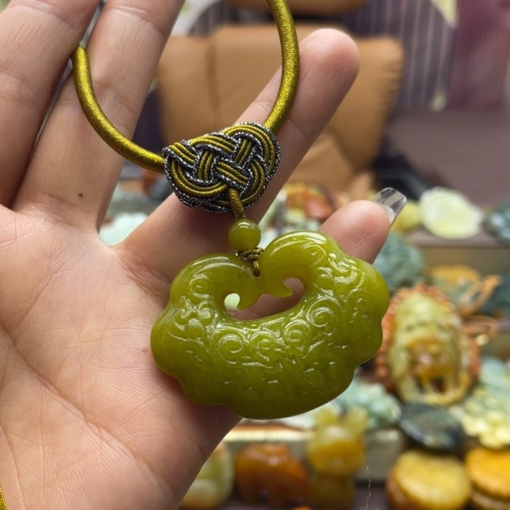 蛇纹石玉未镶嵌颈饰