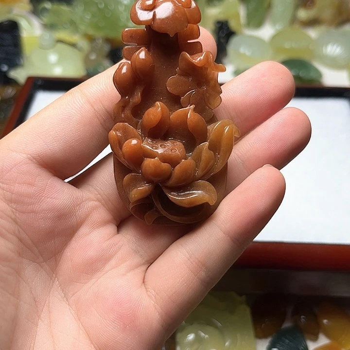蛇纹石玉未镶嵌颈饰浮****花