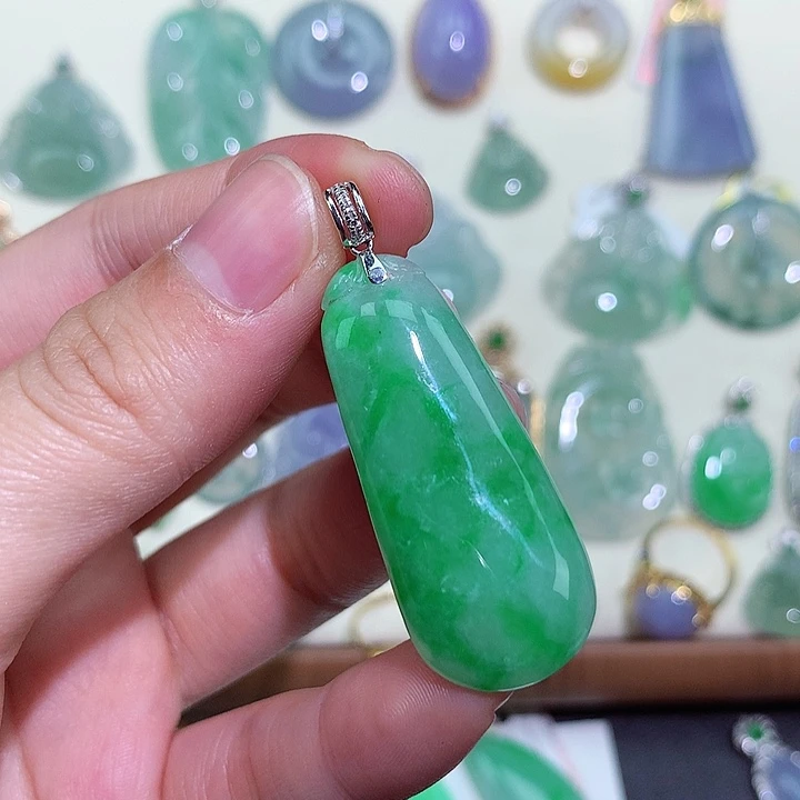 翡翠18K金镶嵌颈饰福瓜