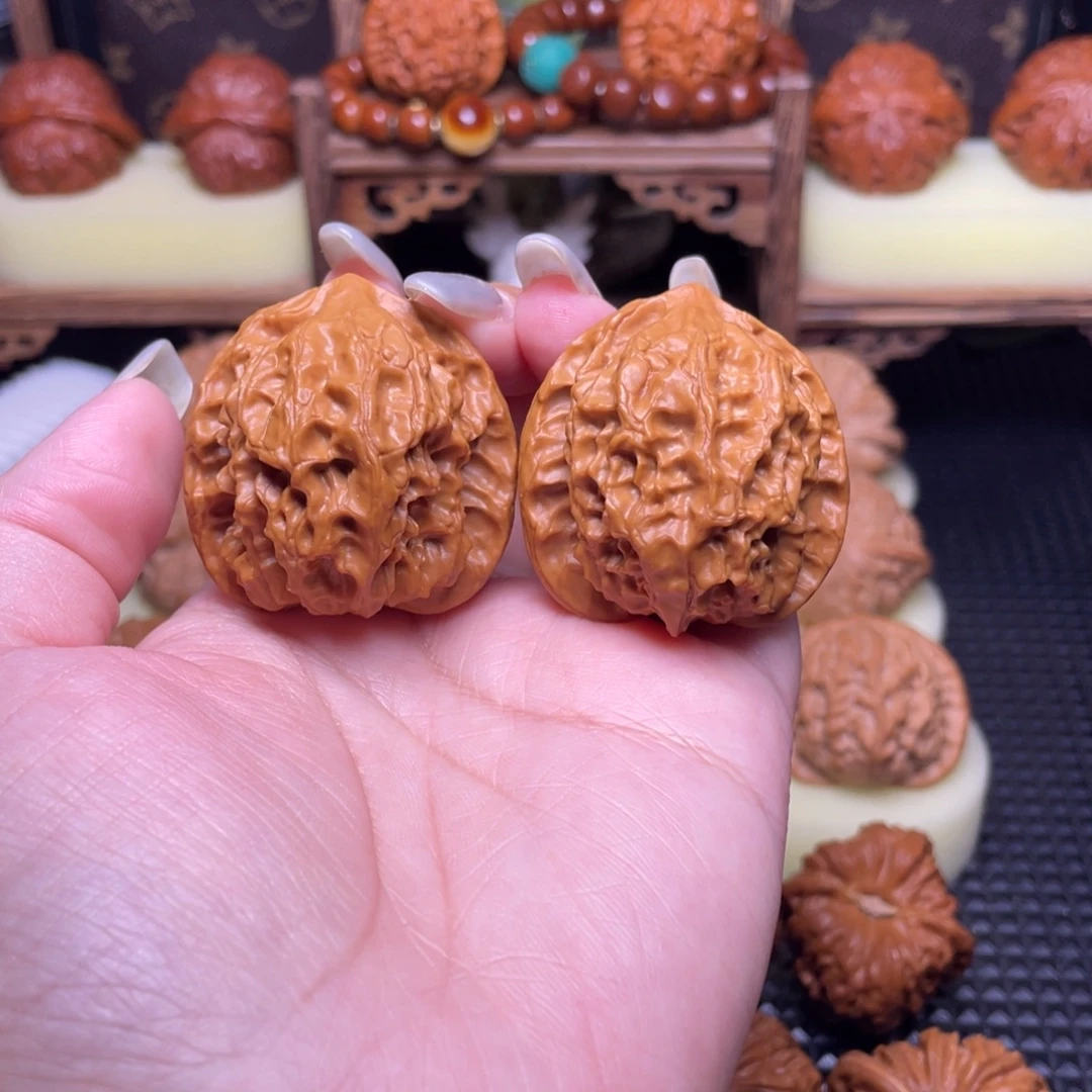 文玩核桃吊坠玲珑