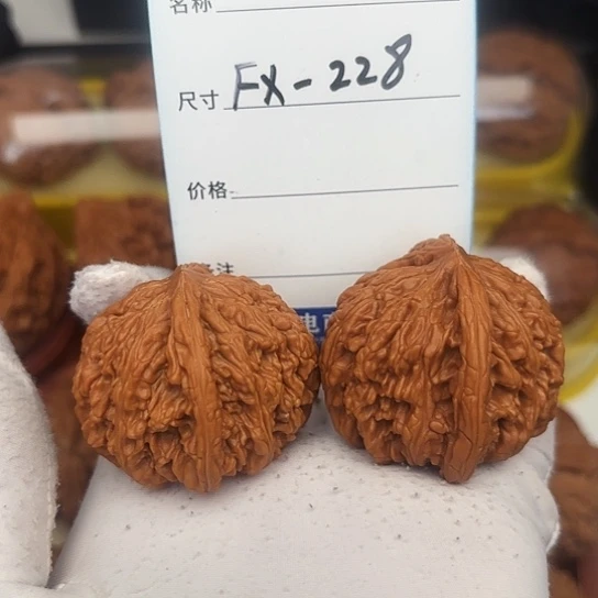 文玩核桃吊坠小****完红宝石