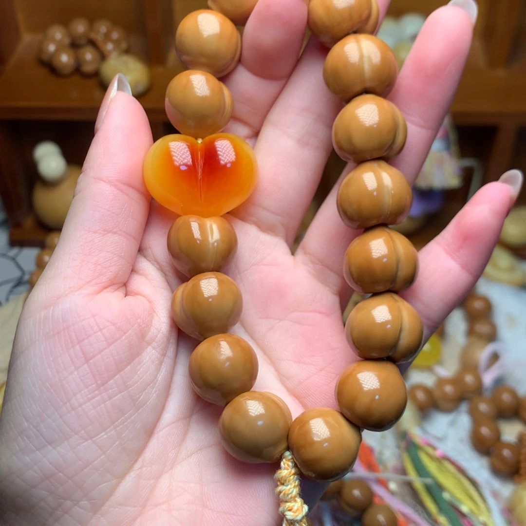 猴头核桃吊坠新款屁桃手持爱心