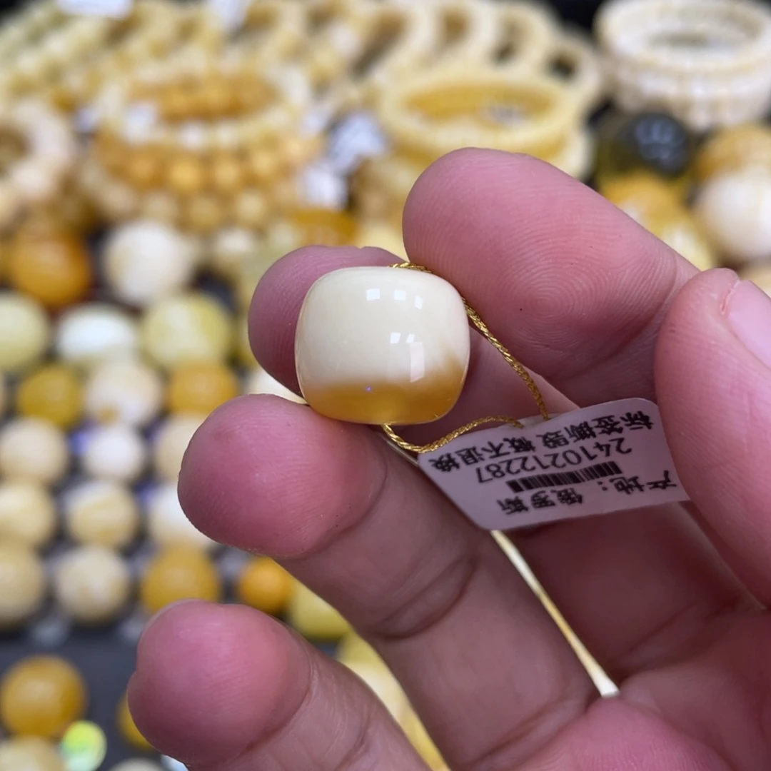 未镶嵌蜜蜡裸石14*12.5mm微瑕疵