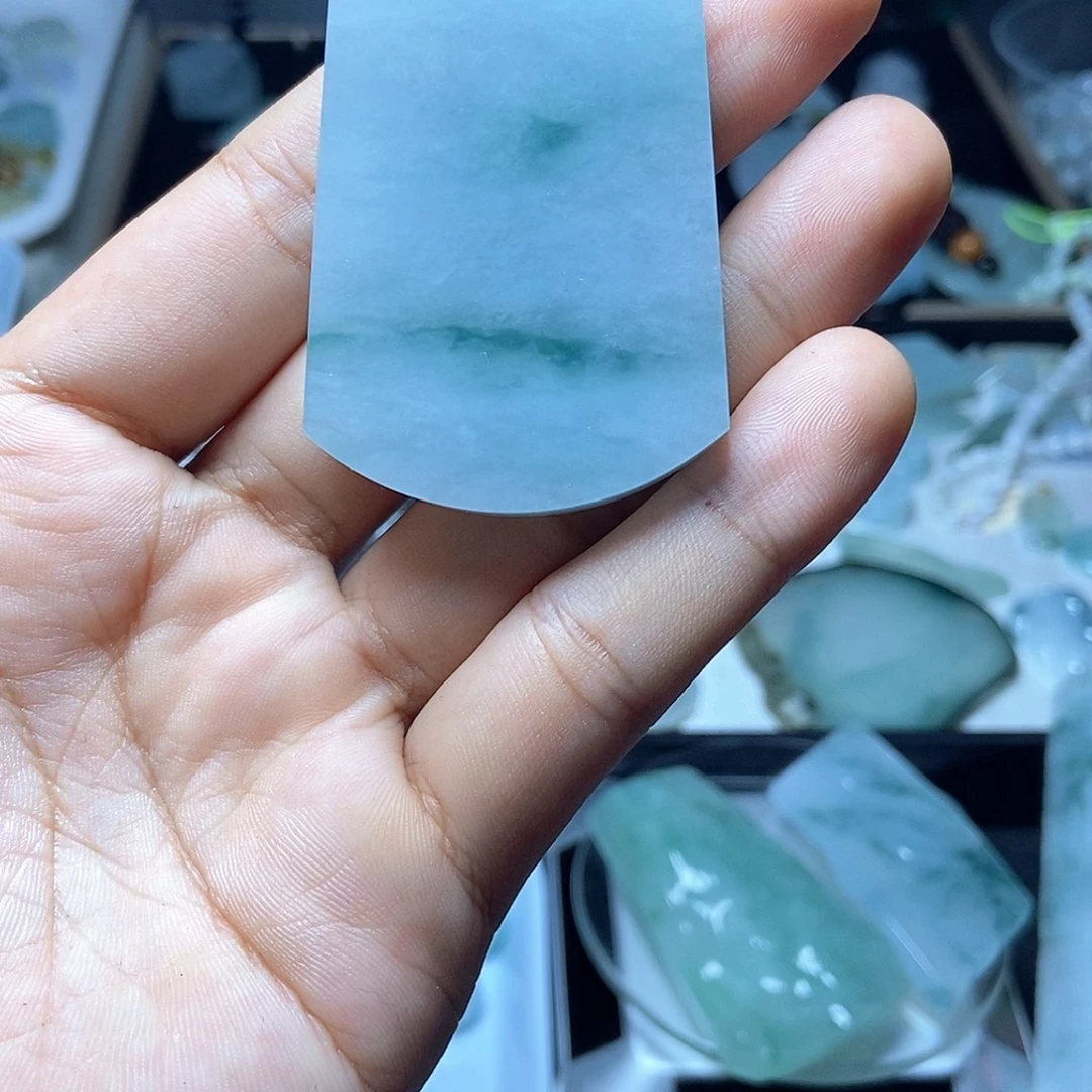 翡翠未镶嵌颈饰无事牌