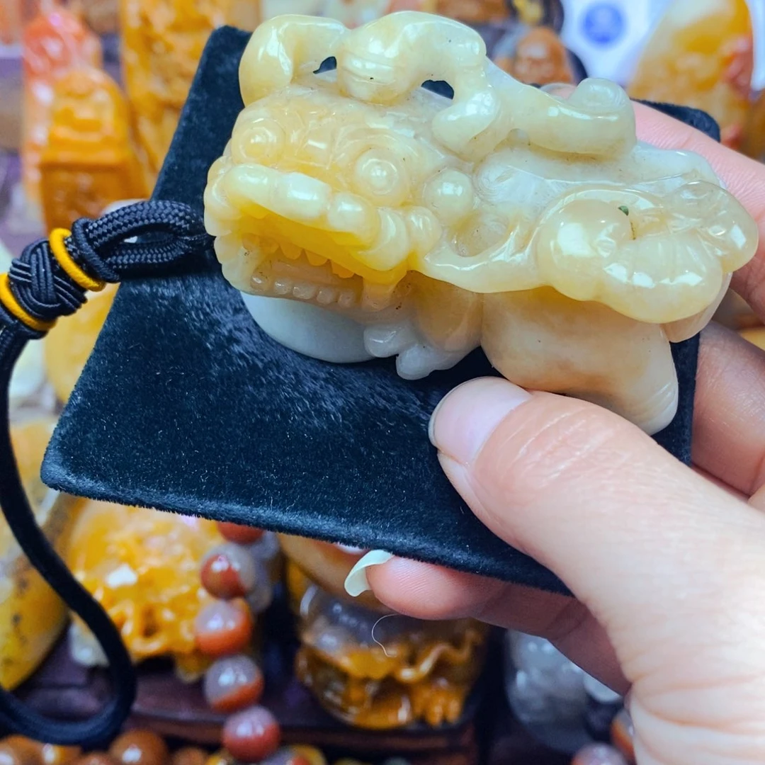 未镶嵌石英质玉（黄龙玉）颈饰