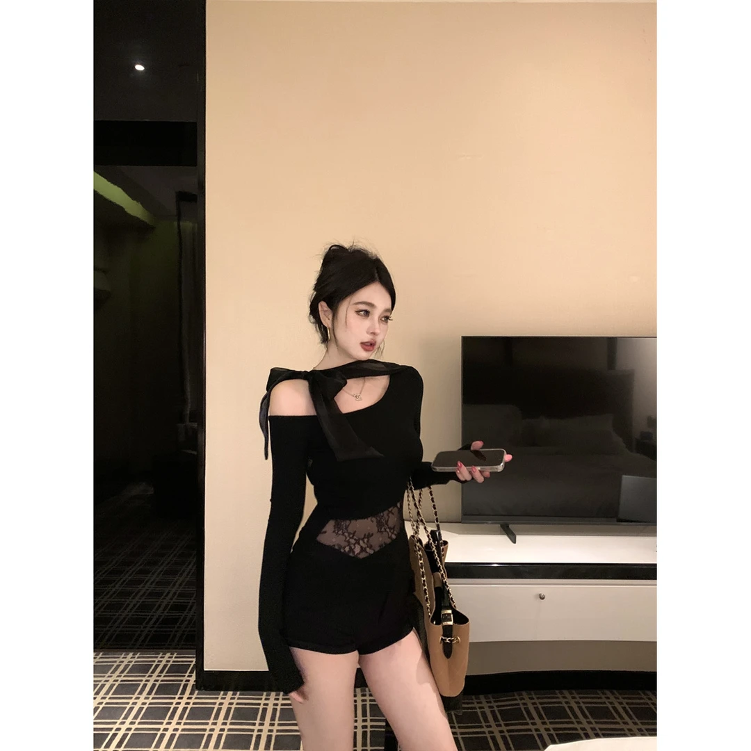 黑色蕾丝拼接绑带斜肩长袖T恤女秋季纯欲修身收腰设计感打底上衣