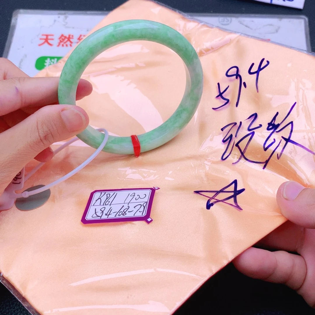 翡翠手镯未镶嵌翡翠