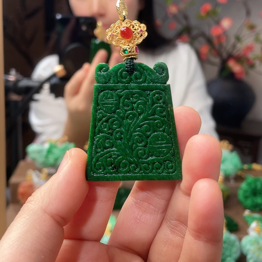 翡翠未镶嵌吊坠(赠链)