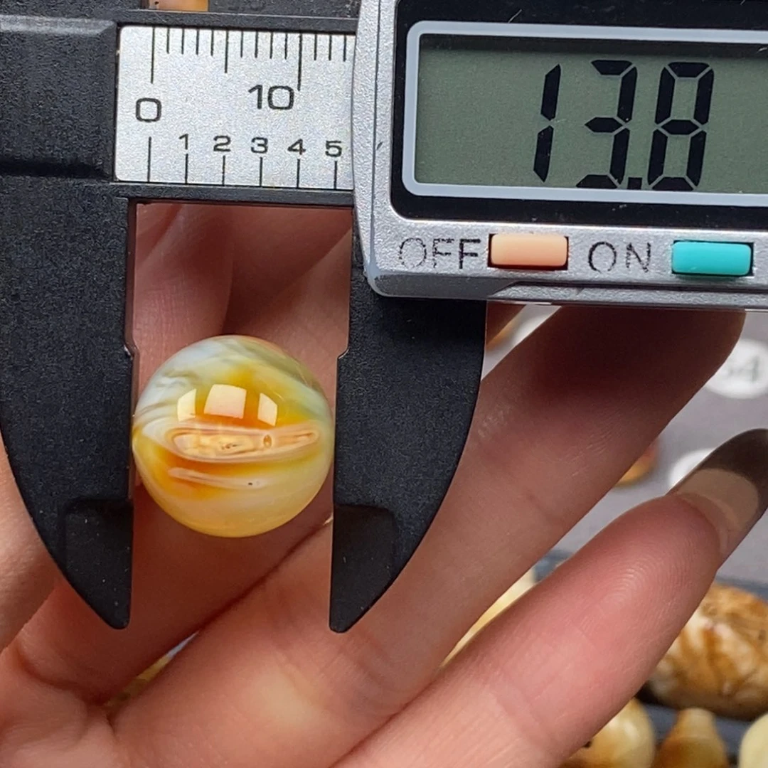 裸石琥珀未镶嵌圆珠