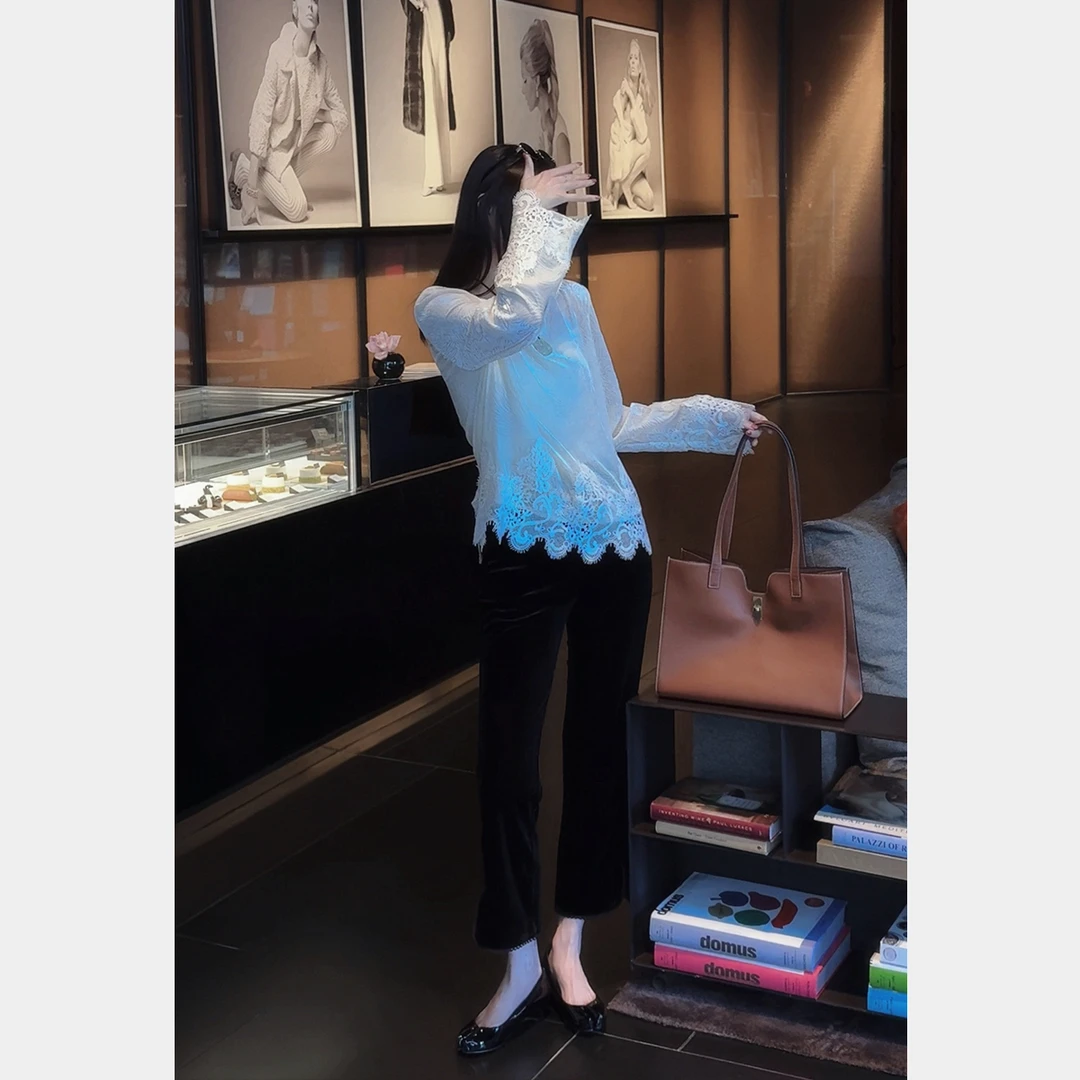 MYRA“初秋”柔雾植绒蕾丝浮雕提花长袖上衣XM025264