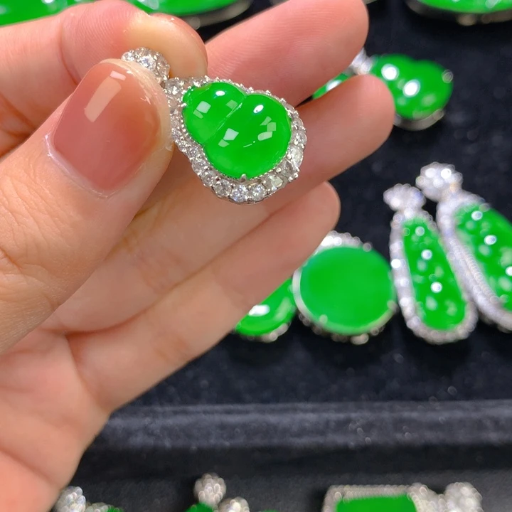 翡翠银S925镶嵌颈饰一个