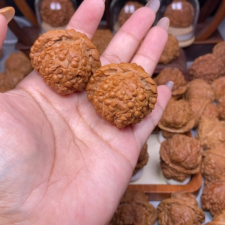 财***到白狮子雕刻的葫芦万代