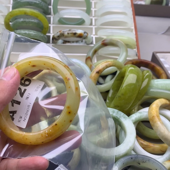 执***生未镶嵌蛇纹石玉手镯