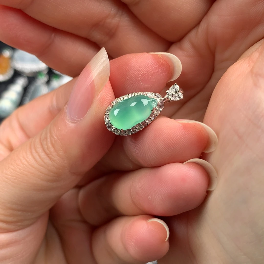 颈饰18K金镶嵌翡翠甜绿瓜瓜