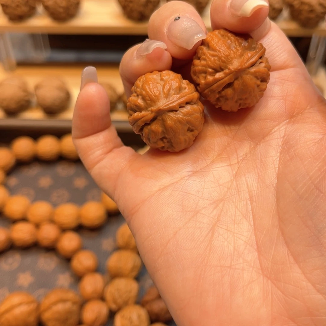 文玩核桃把件红皮爆肉八棱