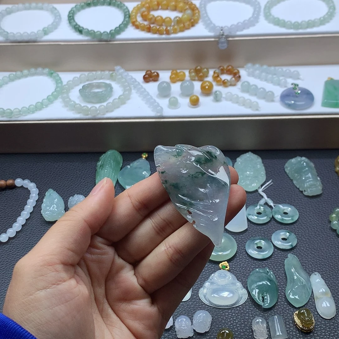 翡翠未镶嵌颈饰悟道