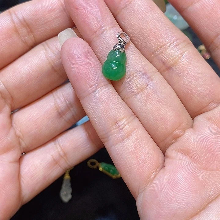 翡翠18K金镶嵌颈饰冰种满绿葫芦小滴溜