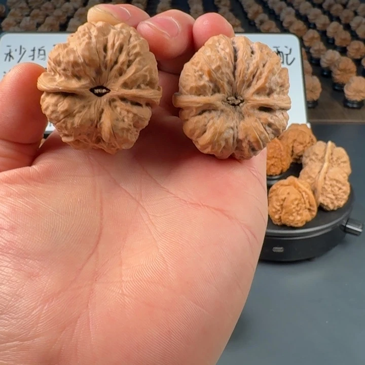 哭***我吊坠文玩核桃蛤蟆的眼睛是真的好看啊我的天