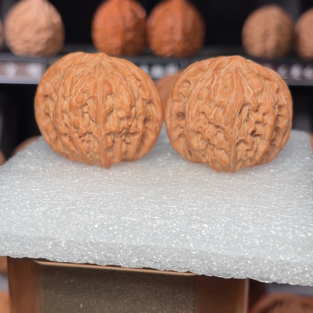 文玩核桃把件红皮白霜全品山地磨盘