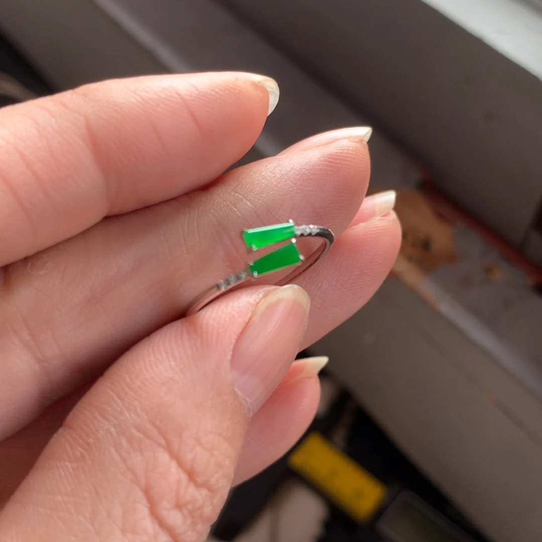 翡翠颈饰18K金镶嵌天然缅甸翡翠戒指