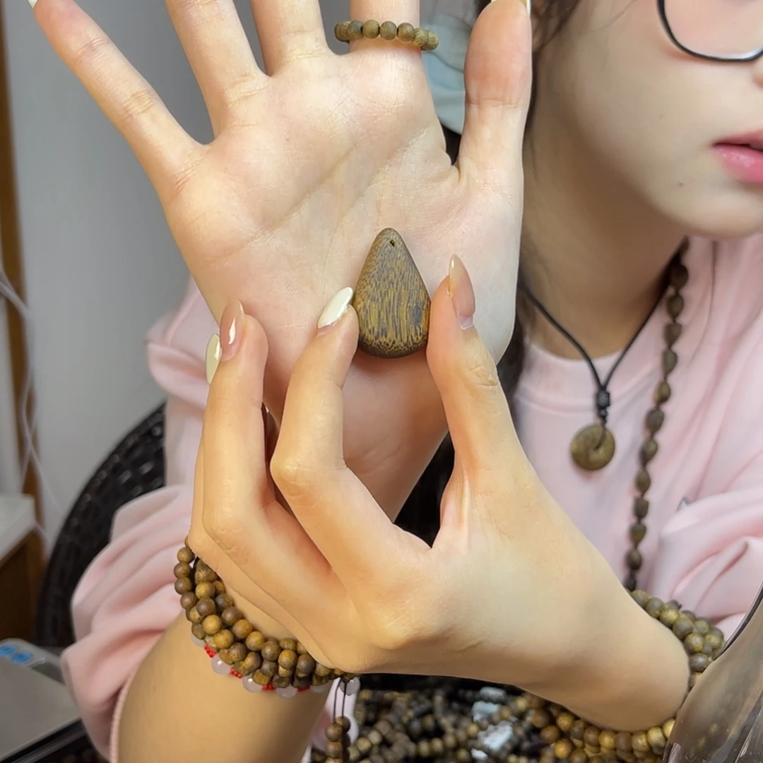 沉香碎屑+奇楠水滴一个