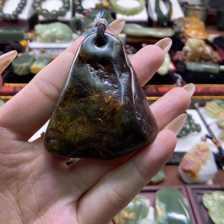 颈饰未镶嵌岫岩河磨玉（透闪石质玉）