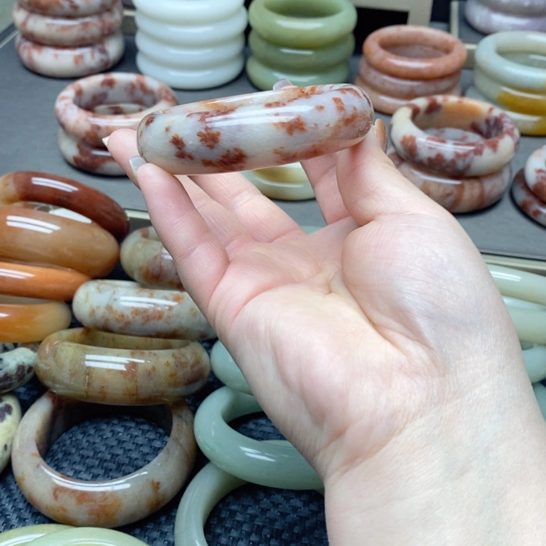 M***e石英质玉（佘太翠）未镶嵌手镯