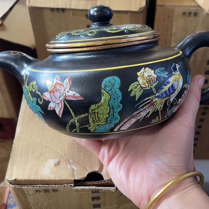 听***影紫砂茶壶矿泥手工制作的一把紫砂壶。