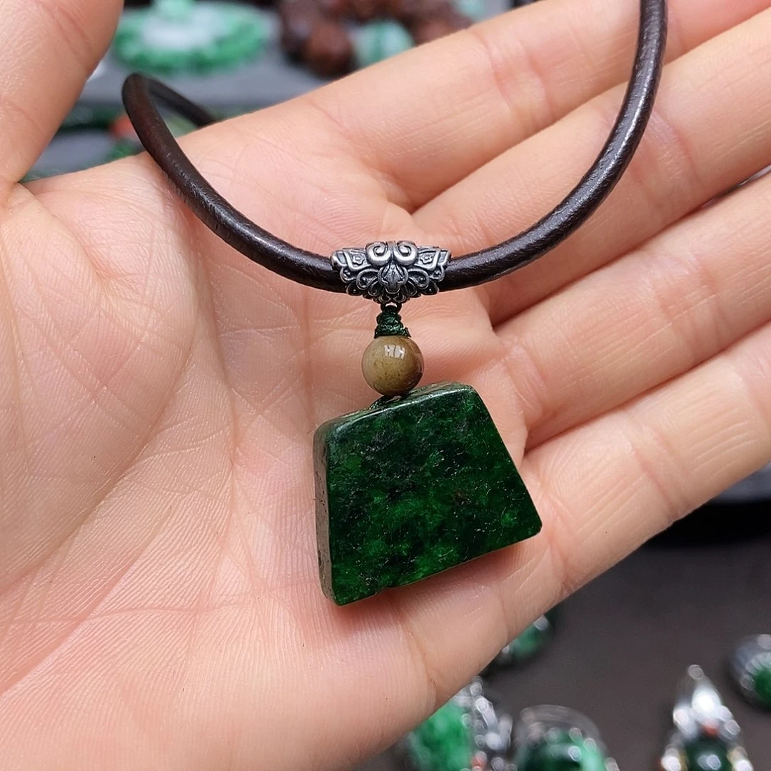 颈饰未镶嵌翡翠漂亮美眉