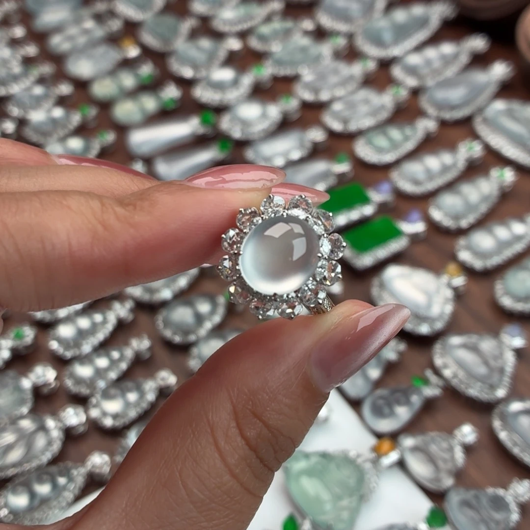 翡翠18K金镶嵌颈饰蛋面戒指